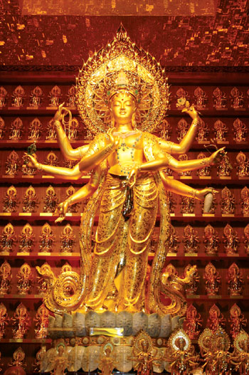 金玉观世音(全身)造像金玉观世音创作者曾一兵先生近影文,图/ 纪从周