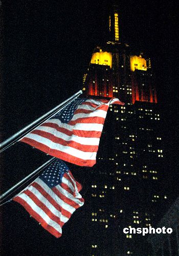 纽约帝国大厦点亮红黄两色灯光庆祝中国农历新年