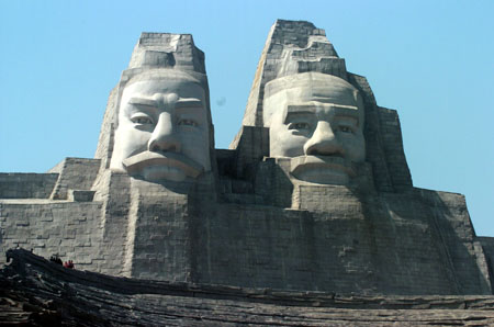 炎黄二帝巨型塑像在郑州落成