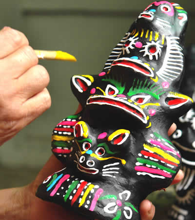 "泥泥狗"是河南省淮阳县太昊陵庙会上的一种民间泥塑工艺品,伴随着