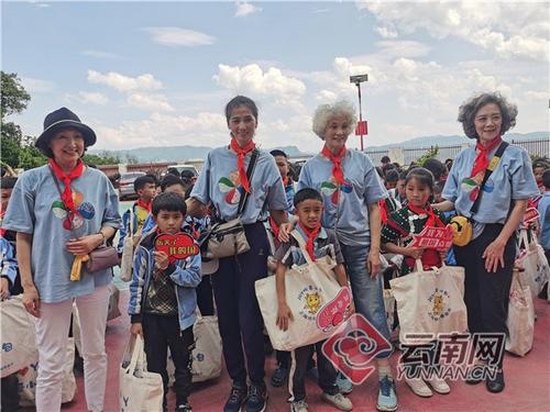 中国侨网收到学习用具的小学生和“奶奶”们合影