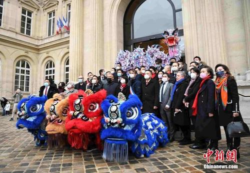 中国侨网   当地时间1月29日，巴黎中心区政府举办新春舞龙舞狮活动，迎接虎年春节到来，并向旅法华侨华人送上新春祝福。 中新社记者 李洋 摄  