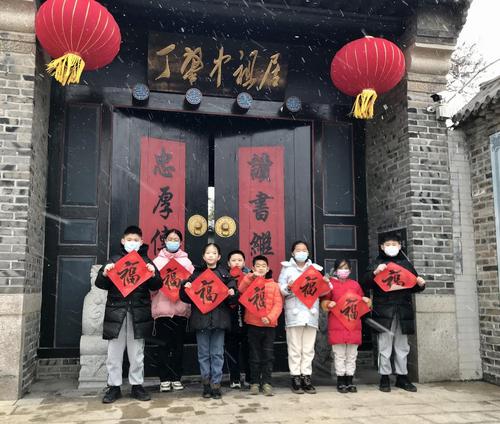 中国侨网学生在丁肇中祖居送福字 东港区委统战部云小侨供图