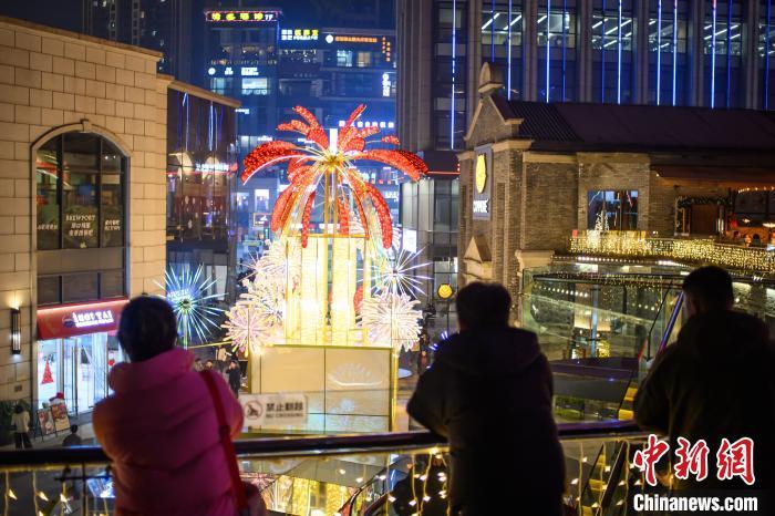 中国侨网璀璨灯饰吸引市民拍照。中新网记者 何蓬磊 摄