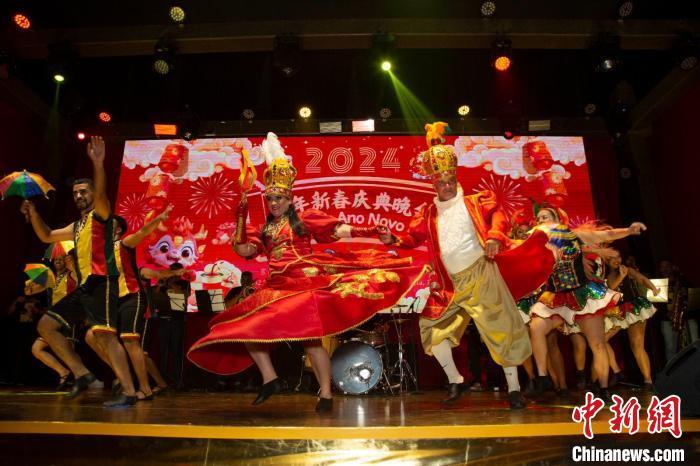 中国侨网当地时间1月28日晚间,巴西累西腓侨界龙年新春庆典晚会演出现场。巴西累西腓华侨华人协会供图