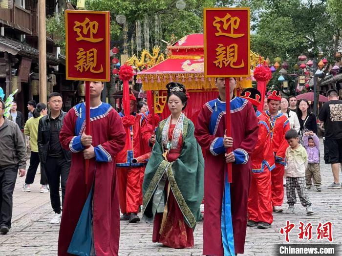 中国侨网图为汉婚巡游表演吸引众多游客观看。李程仁 摄
