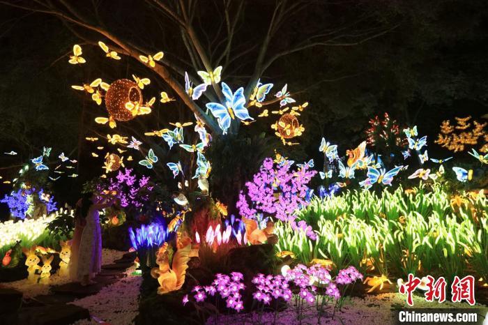 中国侨网近日，在广西南宁市青秀山风景区，奇幻的“昆虫世界”吸引游客前来“打卡”拍照。可爱的小兔子、翩翩起舞的彩蝶、辛勤忙碌的蜜蜂......各种小动物在火树银花间栩栩如生，宛若童话世界，令人流连忘返。黄云峰 摄