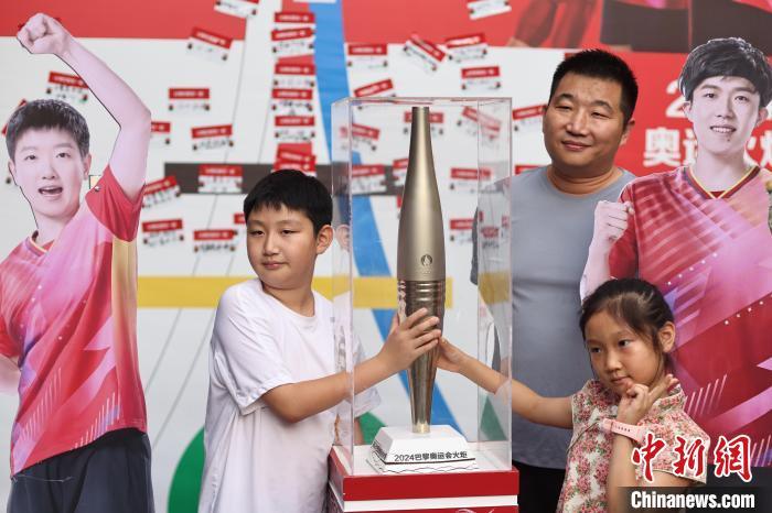 中国侨网8月13日,江苏南京,孩子们手握2024年巴黎奥运会火炬留影。近日,2024年巴黎奥运会火炬亮相南京街头对外展示,吸引民众前来欣赏。中新社记者 泱波 摄