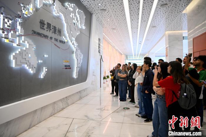 中国侨网12月10日，外国青年参观漳州城市展示馆。当日，参加“2024年世界青年看福建”的来自美国、加拿大、澳大利亚、新加坡、巴西、意大利等五大洲十余个国家的青年学生代表走进福建漳州城市展示馆和漳州市博物馆，参观了解漳州历史文化知识和城市发展新貌。中新社记者 王东明 摄