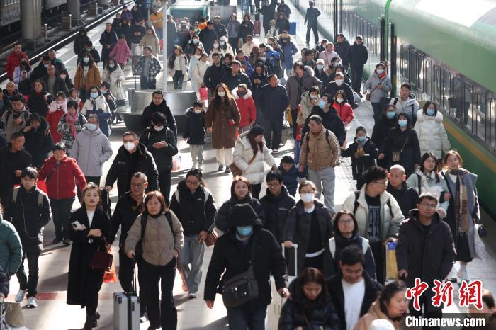 中国侨网2月5日，江苏南京，旅客们在火车站出行。当日，中国铁路上海局集团有限公司发布的最新信息显示，2025年春节8天长假（1月28日至2月4日），长三角铁路发送旅客1702.5万人次，日均发送旅客近213万人次。2月5日，长三角铁路预计发送旅客274万人次，计划增开旅客列车559趟。据铁路部门预计，近期，返程大客流仍将持续。中新社记者 泱波 摄