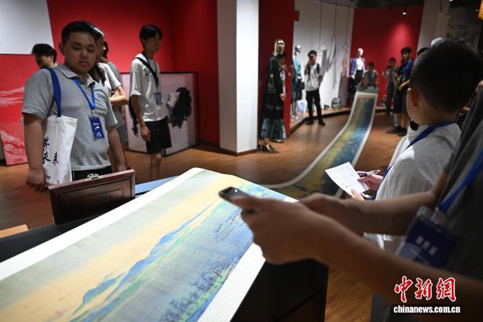 中国侨网8月7日,欧洲华裔青少年参观13米长的《千里江山图》织锦画。当日,“浙江大学国际联合商学院(ZIBS)世界与未来青少年暑期学校——2025年欧洲时报文化中心欧洲华裔青少年浙江行”走进嘉兴海宁,来自法国、德国的30名华裔青少年在海宁中国家纺城了解中国布艺的创新发展。中新社记者 王刚 摄