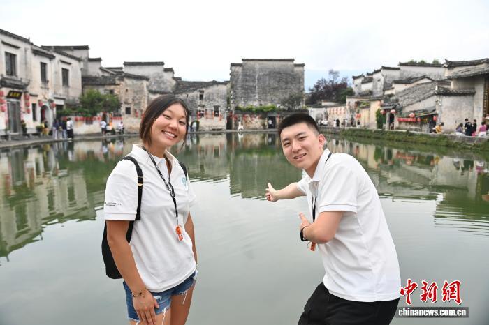 中国侨网8月11日，参加“徽风探源——2025华裔大学生中国文化体验营”活动的学生们走进安徽省黄山市黟县宏村、碧山村等“画里乡村”，切身感受中国乡村建设，沉浸式感知中华文化脉络。图为华裔大学生走进宏村参访。中新社记者 韩苏原 摄　　