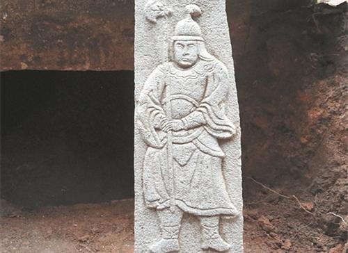 中国侨网墓地里发掘出的石刻画像