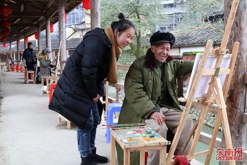 中国侨网正在写生的老大爷