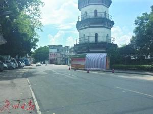 中国侨网现场已经被围起并清理,围墙被撞部分已被塑料布遮盖。