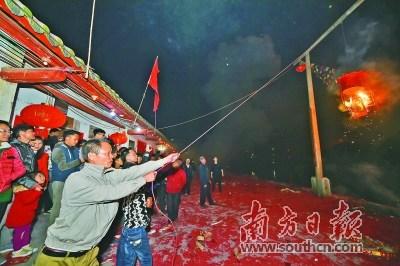 中国侨网兴宁元宵“烧烟架”。何森垚 摄