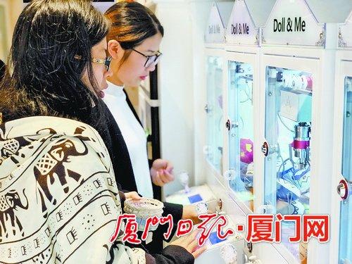 中国侨网奢侈品娃娃机吸引了不少玩家。