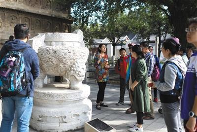 中国侨网2017年10月，北京石刻艺术博物馆馆员在研究之余还免费为观众讲解。据悉，新出台的《博物馆服务规范》对博物馆讲解服务作出规范，要求讲解员讲解时应与观众互动交流，并解答观众问题。新京报记者 浦峰 摄