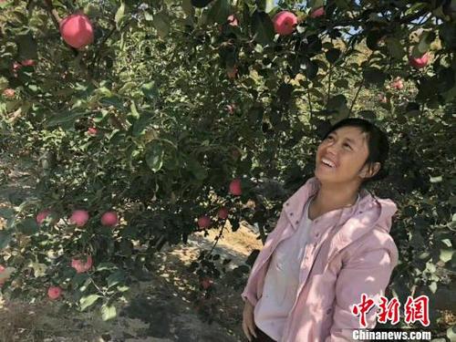 中国侨网图为“洋媳妇”王根花在自家的果园里。（资料图）　胡文龙　摄