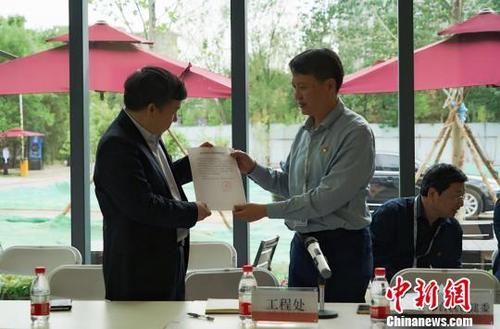 中国侨网资料图:阳光新生活广场改建工程取得了工程项目的联合验收通知书,成为北京市首个通过联合验收的社会投资建设项目。 北京市住建委供图