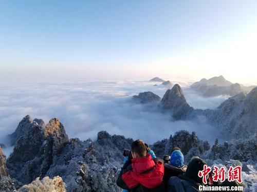 中国侨网12月12日，安徽黄山风景区雪后放晴，现大面积云海景观。　蔡季安　摄
