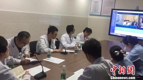 中国侨网通过“远程医疗会诊系统”与全国数十家大医院建立联系，让基层群众就地就近看名医。　牛效礼　摄