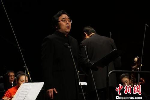 中国侨网1月7日晚，《李焕之百年诞辰纪念音乐会》在福州福建大剧院举行。图为当晚，著名男中音歌唱家孙砾演唱李焕之先生创作的声乐作品。　陈恭　摄