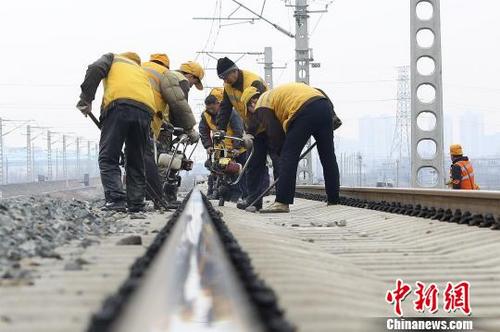 中国侨网铁路工人们正在整治线路　张中海　摄