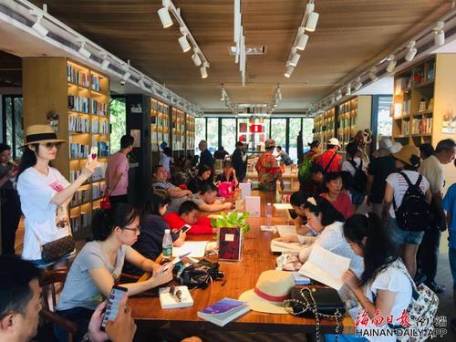 中国侨网书屋里坐满了读者。海南日报记者袁宇摄