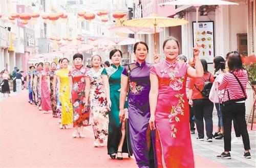 中国侨网台山市文化馆旗袍礼仪文化培训班的百名学员演绎旗袍之美。
