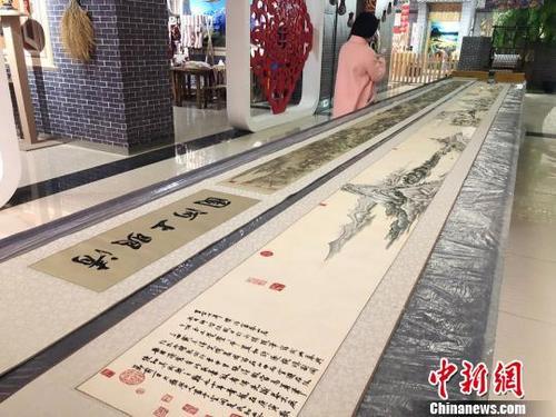 中国侨网近日，两幅出自甘肃省内多位农家巧妇之手的刺绣版《清明上河图》和《富春山居图》长卷在兰州展出。　徐雪　摄