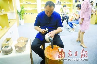 中国侨网文博会8号馆非物质文化遗产馆,手工银壶制作者十分投入。南方日报记者 朱洪波 摄