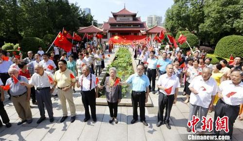 中国侨网6月20日，福建泉州市举行离退休干部庆祝新中国成立70周年“我和我的祖国”音乐“快闪”活动。　林劲峰　摄