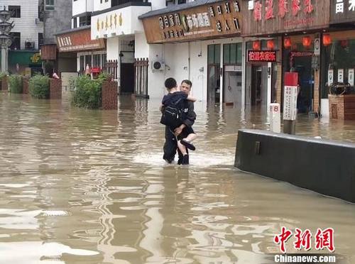 中国侨网青田县行政执法局队员转移被困群众 青田提供 摄