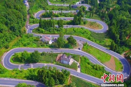 中国侨网“十大拐”公路是当地一道靓丽奇特的风景线。　刘林　摄
