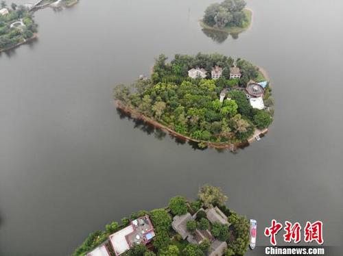 中国侨网三岔湖上的岛屿。　张浪　摄