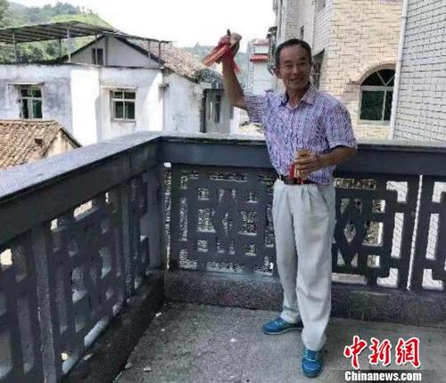 中国侨网林浙泸在阳台上即兴表演快板 吴楚楚 摄