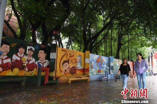 中国侨网图为民众经过涂鸦街（新涂鸦）。　陈超　摄