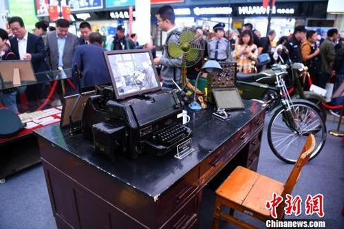 中国侨网图为BD055电传打字电报机亮相重庆邮电文物展。　陈超　摄