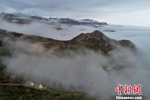 中国侨网马蹄寺是集石窟艺术、祁连山风光和裕固族风情于一体的旅游区。　成林　摄