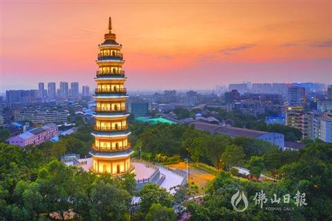 中国侨网大雾岗森林公园内的宝峰塔,在这里人们可以俯瞰饱览城市美景,感受“塔峰夕照”的壮丽。/佛山日报记者符诗贺摄
