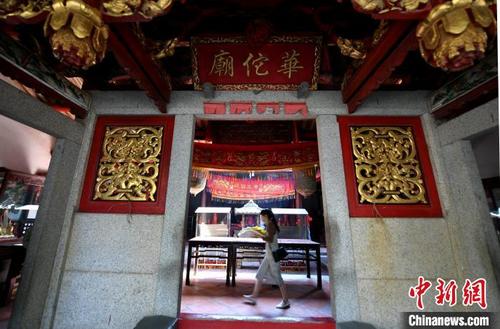 中国侨网民众在华佗庙祈福。　王东明　摄