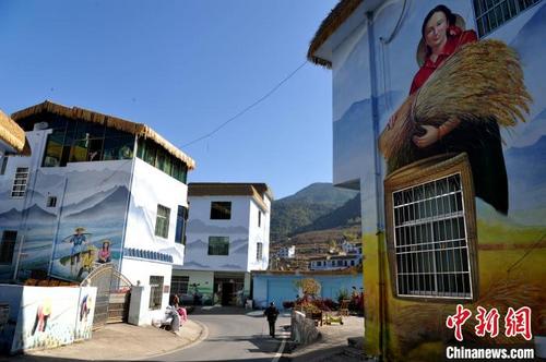 中国侨网图为反映客家农村生活3D墙绘将尧禄村装扮的别样美丽。　张斌　摄