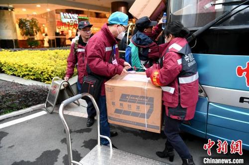 中国侨网图为医务人员将随身携带的医疗用品搬上车。　王东明　摄