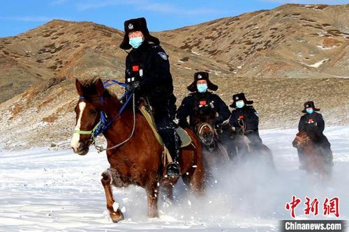 中国侨网民警骑马巡逻。 孟伟健 摄
