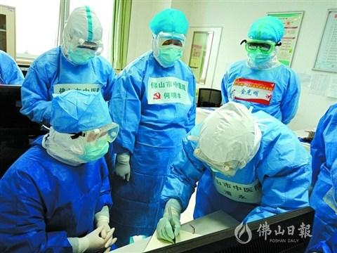 中国侨网佛山医疗二队队员讨论患者病情和诊疗方案。（戚振红 图）