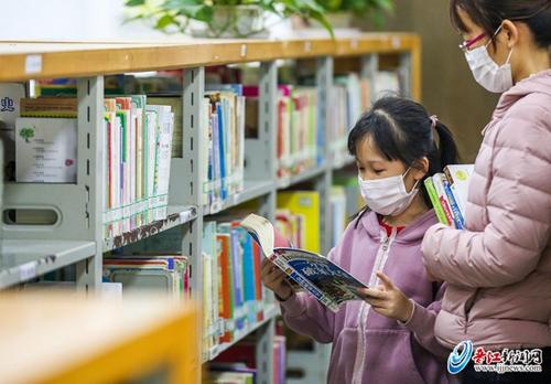 中国侨网读者在图书馆里看书。（来源：晋江新闻网）