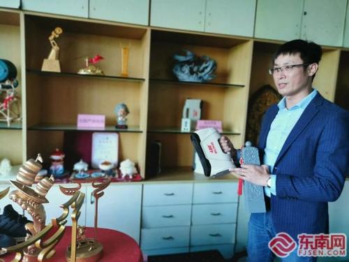 中国侨网林逢春正在向记者介绍比邻自主研发的3D精密扫描仪。东南网记者 谢玉妹 摄