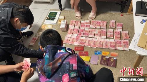 中国侨网北京警方在现场起获大量涉赌工具。　北京警方供图　摄