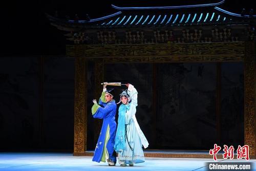 中国侨网    2019年10月30日晚，莆仙戏《踏伞行》参演在福建福州举办的第十六届中国戏剧节。　记者刘可耕　摄